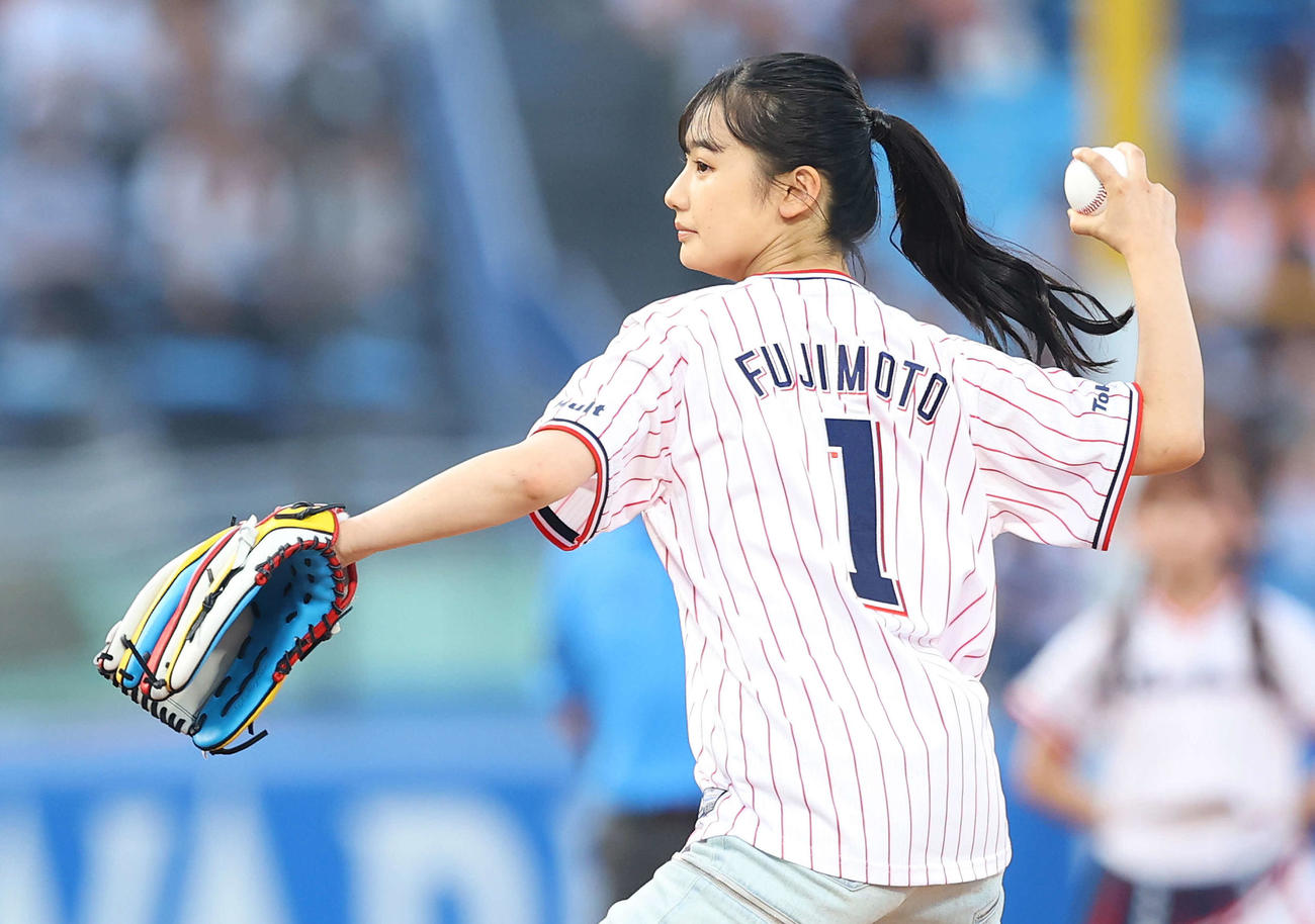 ヤクルト対巨人　開始前、始球式を務める藤本唯千夏（撮影・河田真司）