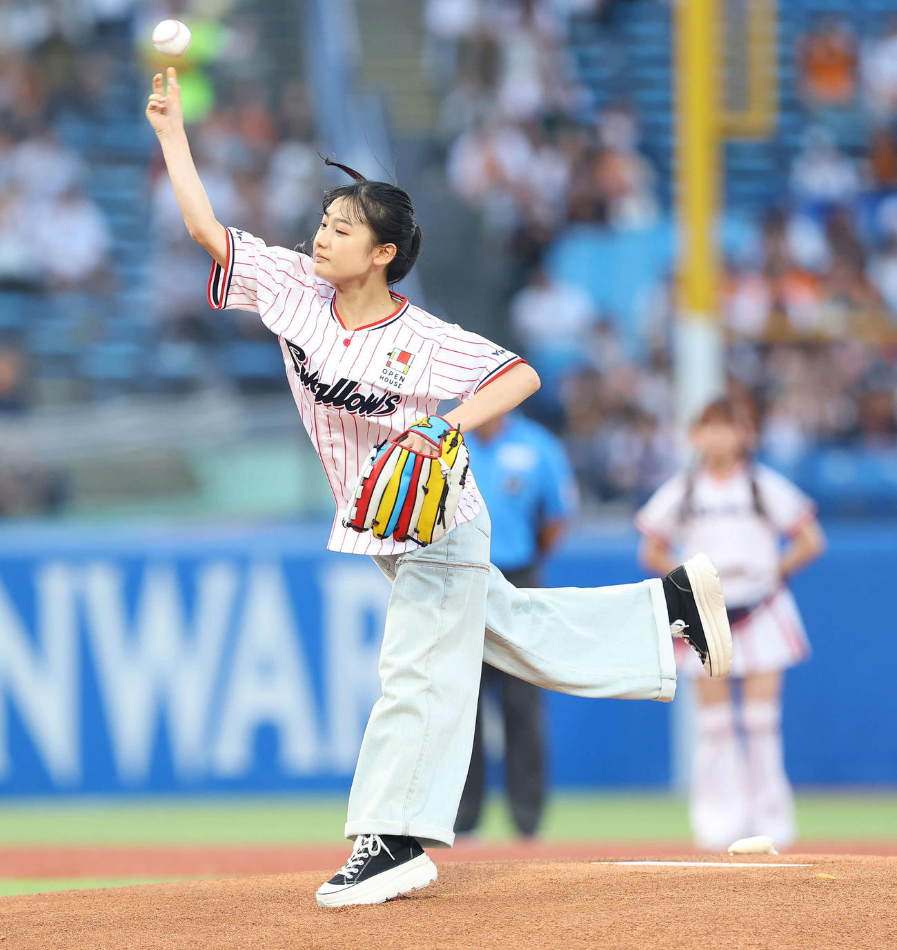 ヤクルト対巨人　開始前、始球式を務める藤本唯千夏（撮影・河田真司）