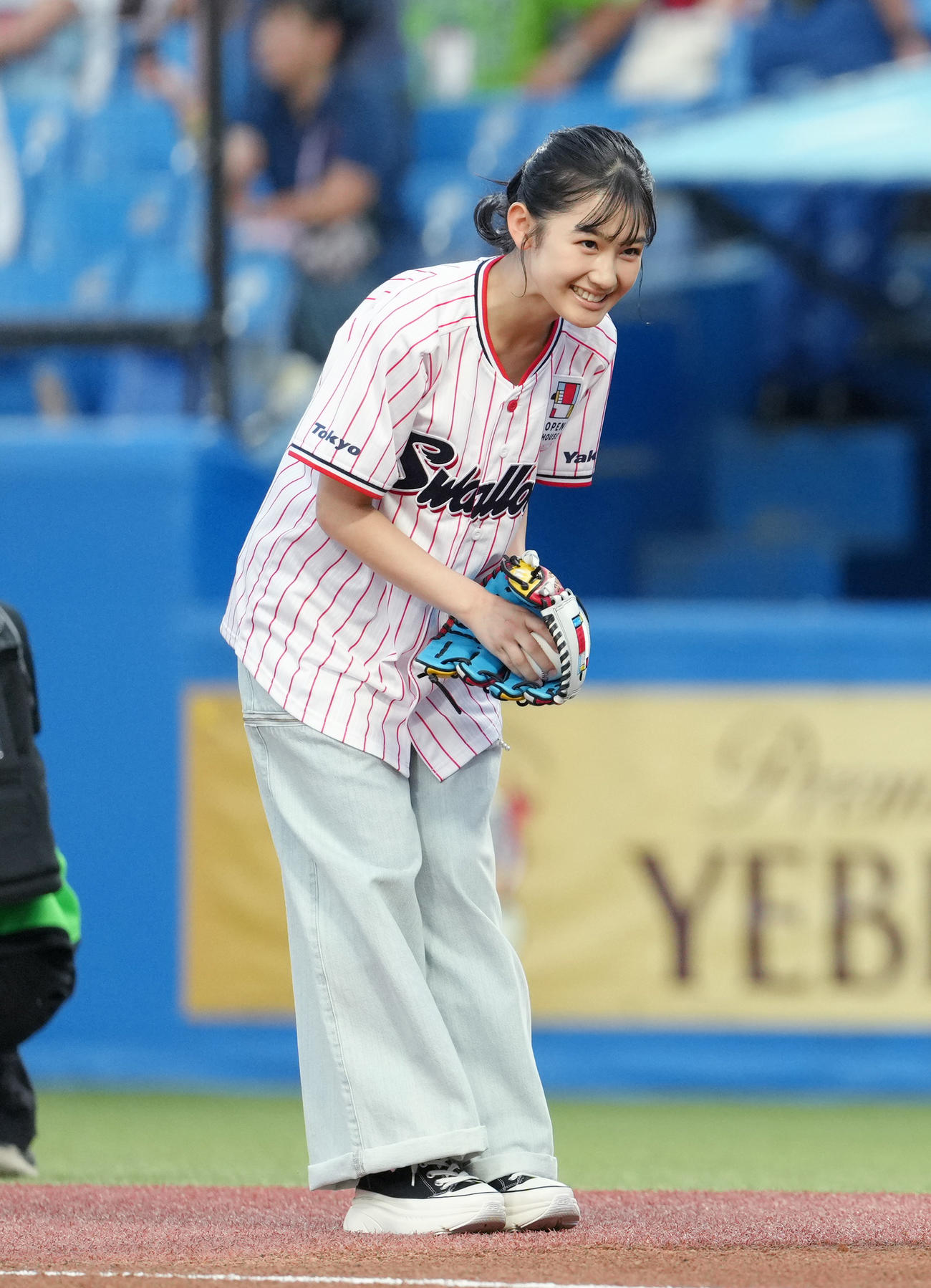 ヤクルト対巨人　始球式を務める藤本唯千夏（撮影・菅敏）