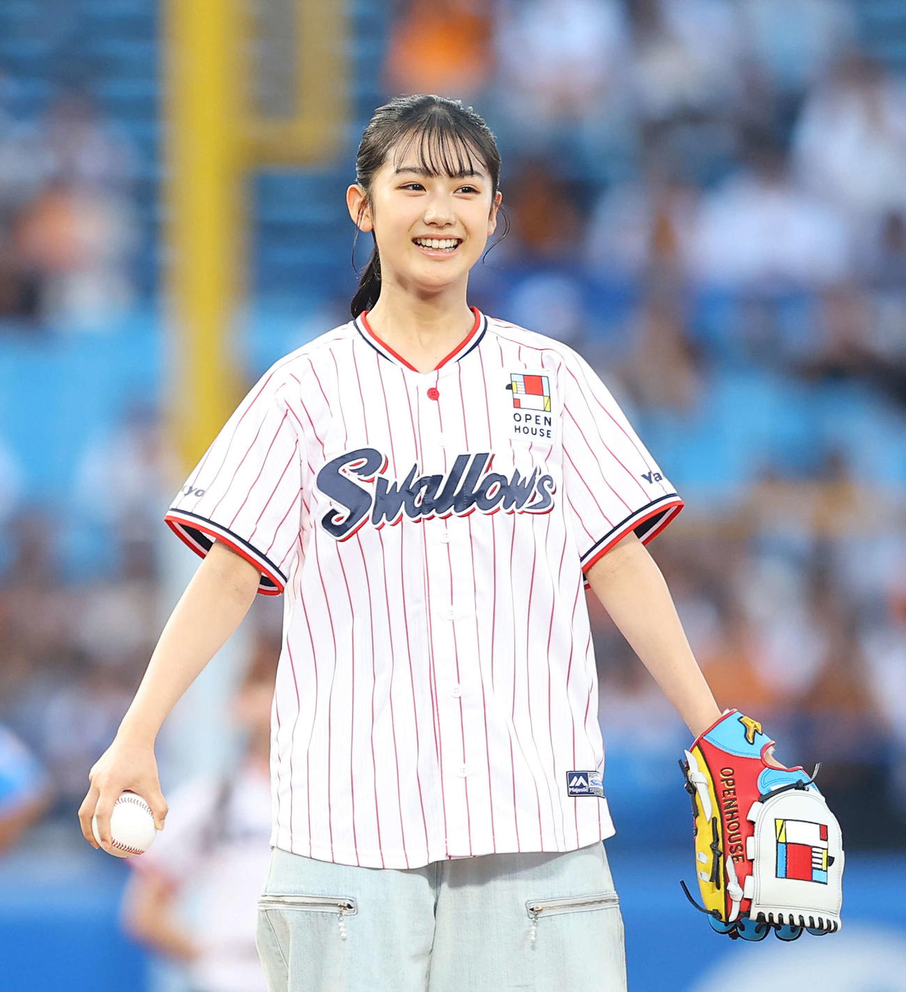 ヤクルト対巨人　開始前、始球式を務める藤本唯千夏（撮影・河田真司）