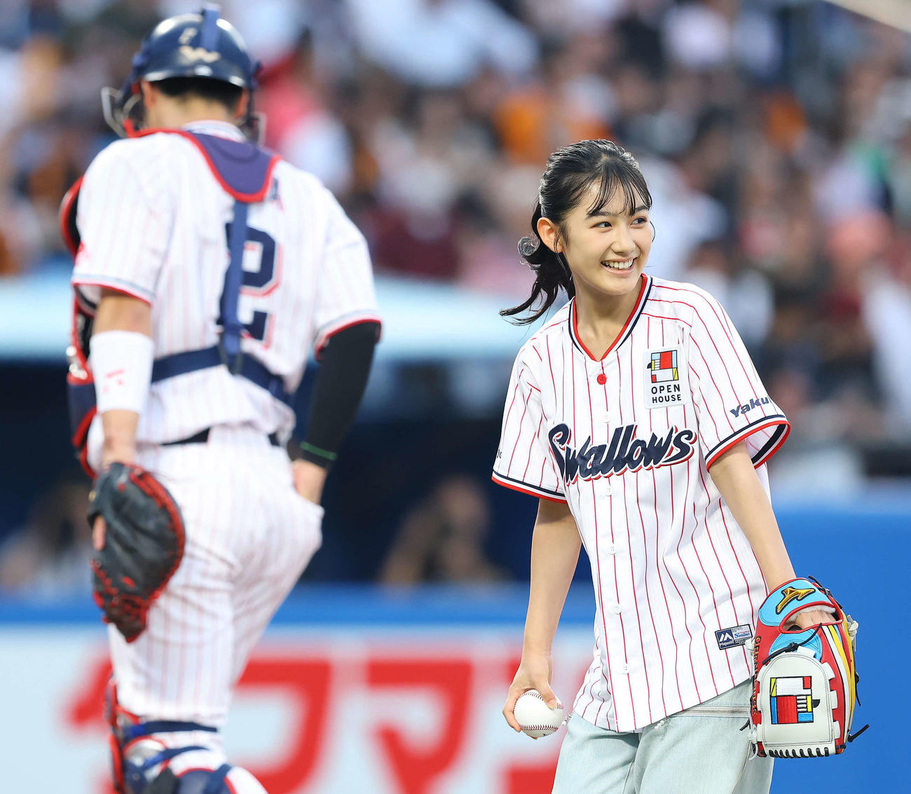 ヤクルト対巨人　開始前、始球式を務めた藤本唯千夏（撮影・河田真司）