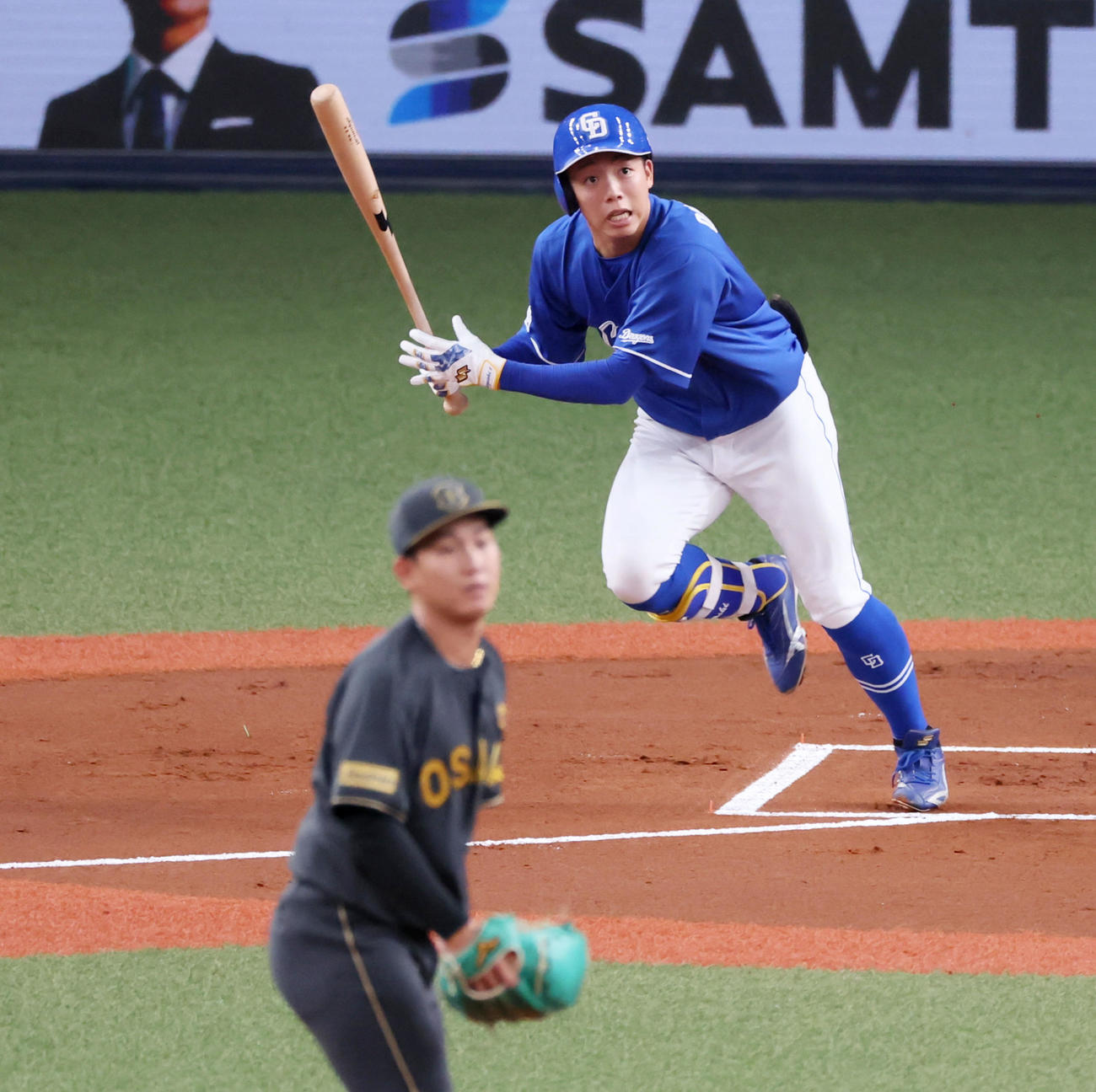 阪神対中日　1回表中日無死一、二塁、岡林は左越え適時二塁打を放つ。投手伊原（撮影・加藤哉）