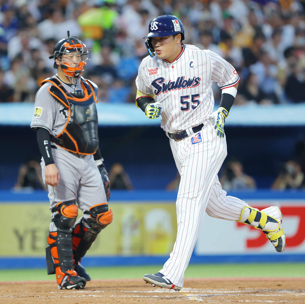 ヤクルト対巨人　2回裏ヤクルト無死、右越え先制ソロ本塁打で生還する村上（撮影・河田真司）