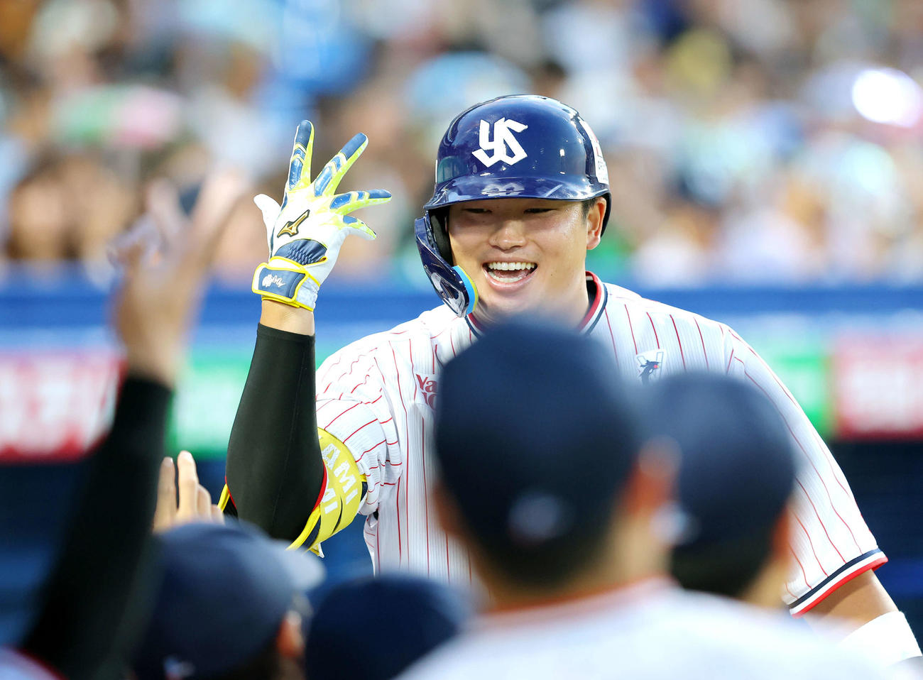 ヤクルト対巨人　2回裏ヤクルト無死、右越え先制ソロ本塁打で生還し、チームメートに迎えられる村上（撮影・河田真司）