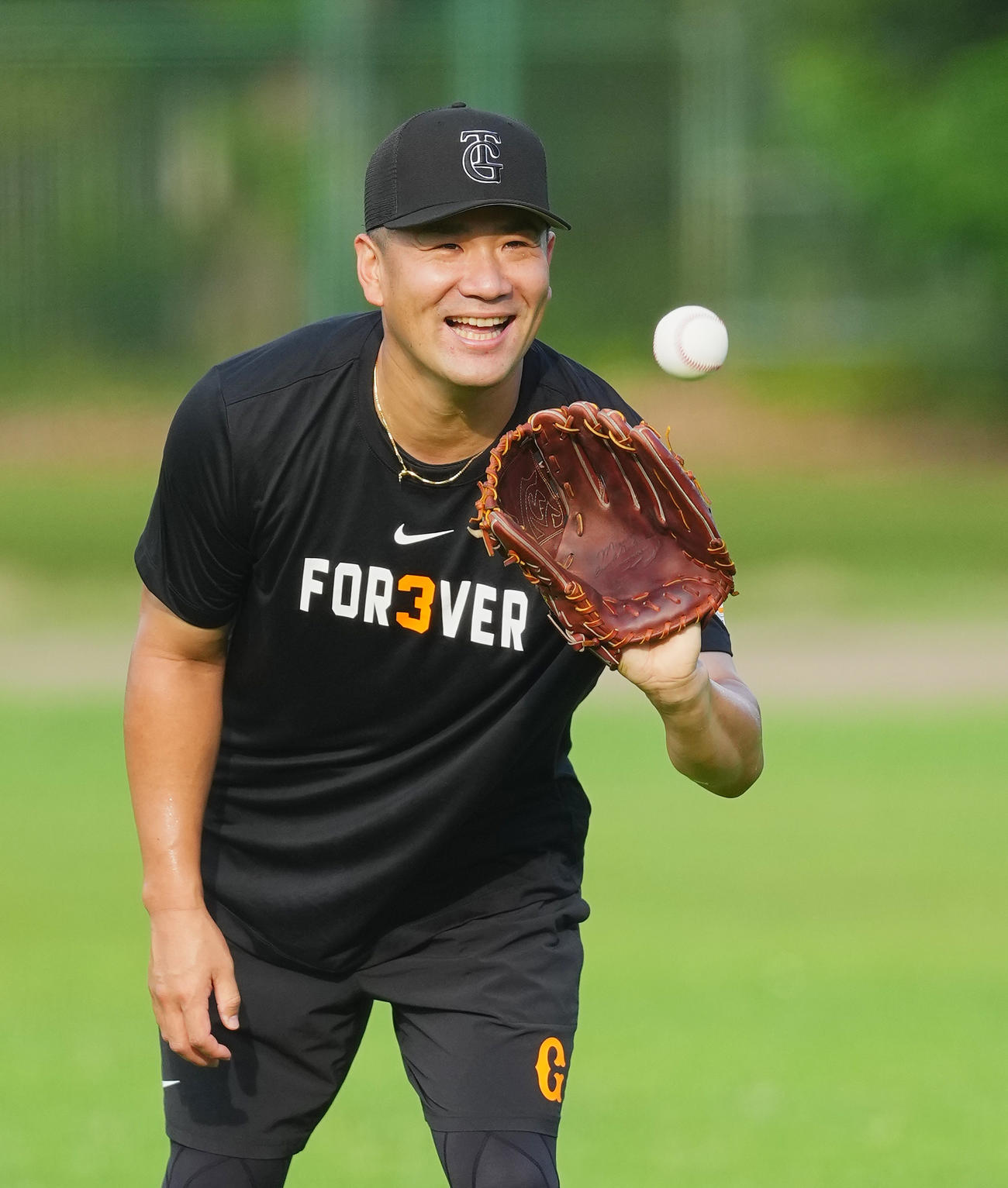 ヤクルト対巨人　試合前、リラックスした表情で調整する巨人田中将（撮影・菅敏）