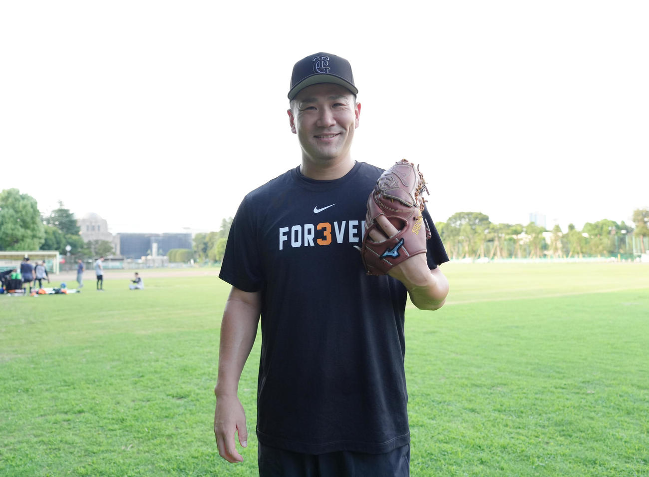 ヤクルト対巨人　試合前、カメラに向かってポーズをとる巨人田中将（撮影・菅敏）