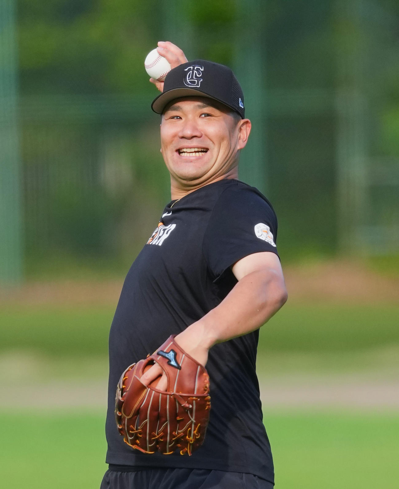 ヤクルト対巨人　試合前、リラックスした表情で調整する巨人田中将（撮影・菅敏）