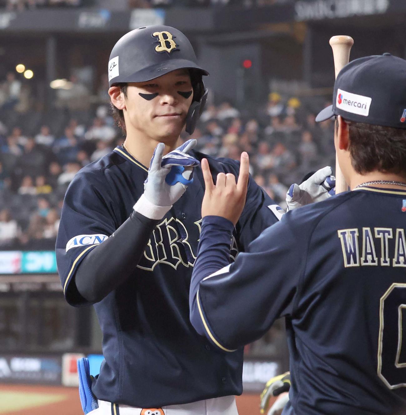 日本ハム対オリックス　2回表オリックス無死、左越え本塁打を放ちポーズをとる中川（撮影・黒川智章）