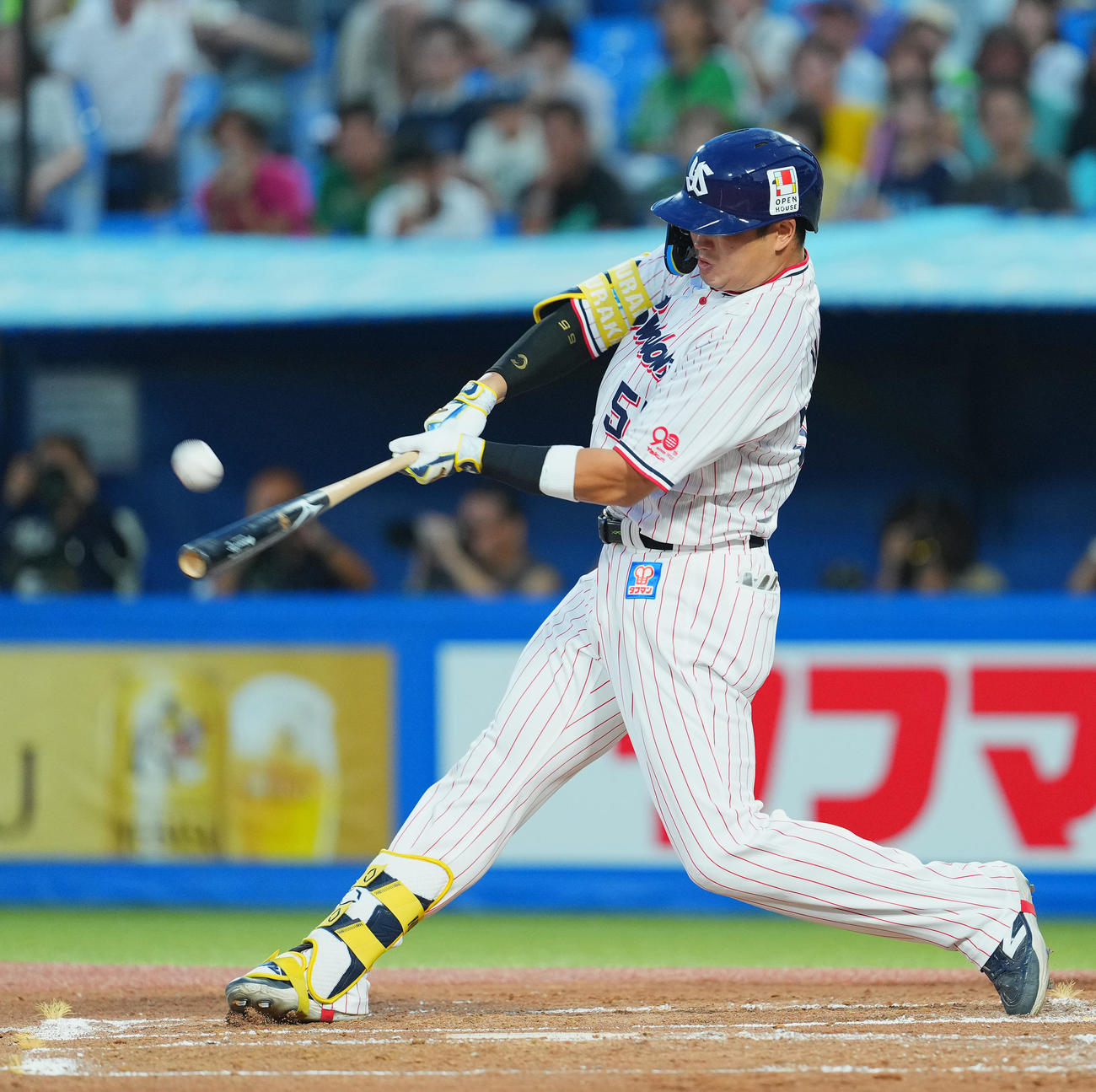 ヤクルト対巨人　2回裏ヤクルト無死、右越えに先制のソロ本塁打を放つ村上（撮影・菅敏）