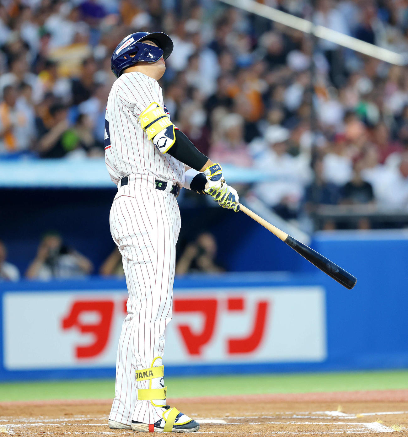 ヤクルト対巨人　2回裏ヤクルト無死、右越え先制ソロ本塁打を放ち、打球の方向を見つめる村上（撮影・河田真司）