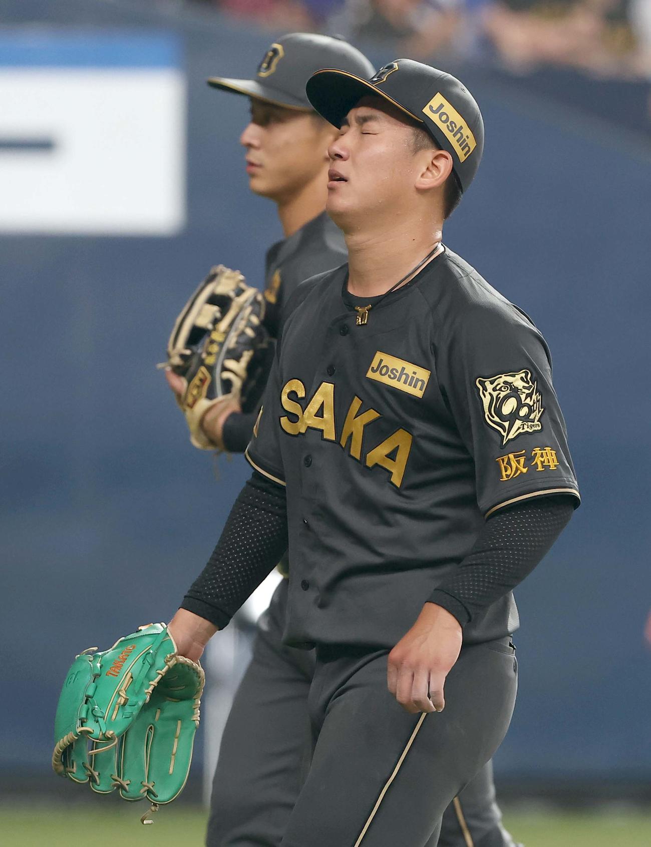 阪神対中日　1回に2失点した伊原は悔しそうな表情でベンチに引き揚げる（撮影・上田博志）