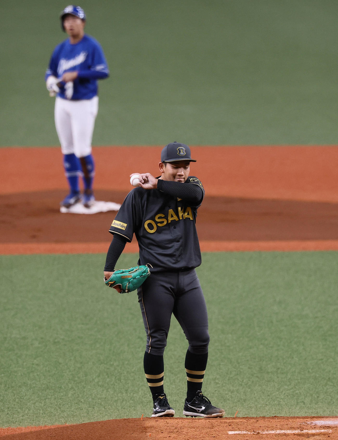阪神対中日　1回表中日無死一、二塁、岡林に左越え先制適時二塁打を許した伊原（撮影・藤尾明華）