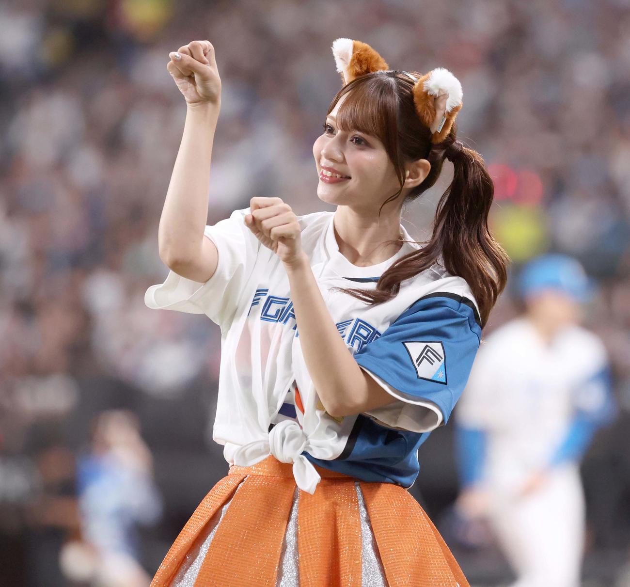 日本ハム対オリックス　きつねダンスを踊るCANDY TUNEのメンバー（撮影・黒川智章）