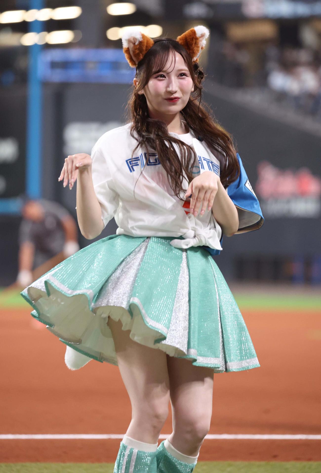 日本ハム対オリックス　きつねダンスを踊るCANDY TUNEのメンバー（撮影・黒川智章）