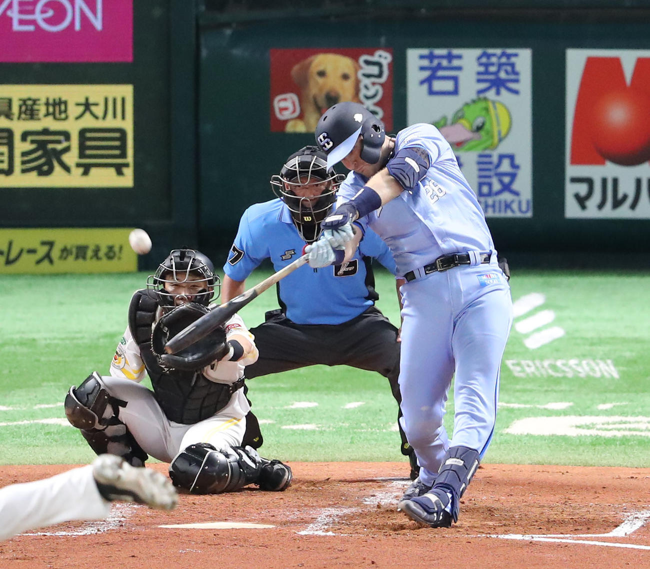 ソフトバンク対西武　4回表西武2死一塁、ネビンは右中間に逆転となる2点本塁打を放つ（撮影・梅根麻紀）