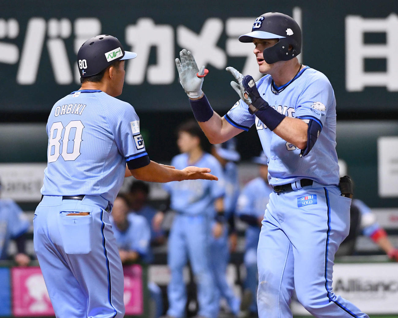 ソフトバンク対西武　4回表西武2死一塁、右中間へ逆転の2点本塁打を放ったネビン（右）は大引コーチとタッチを交わす（撮影・岩下翔太）
