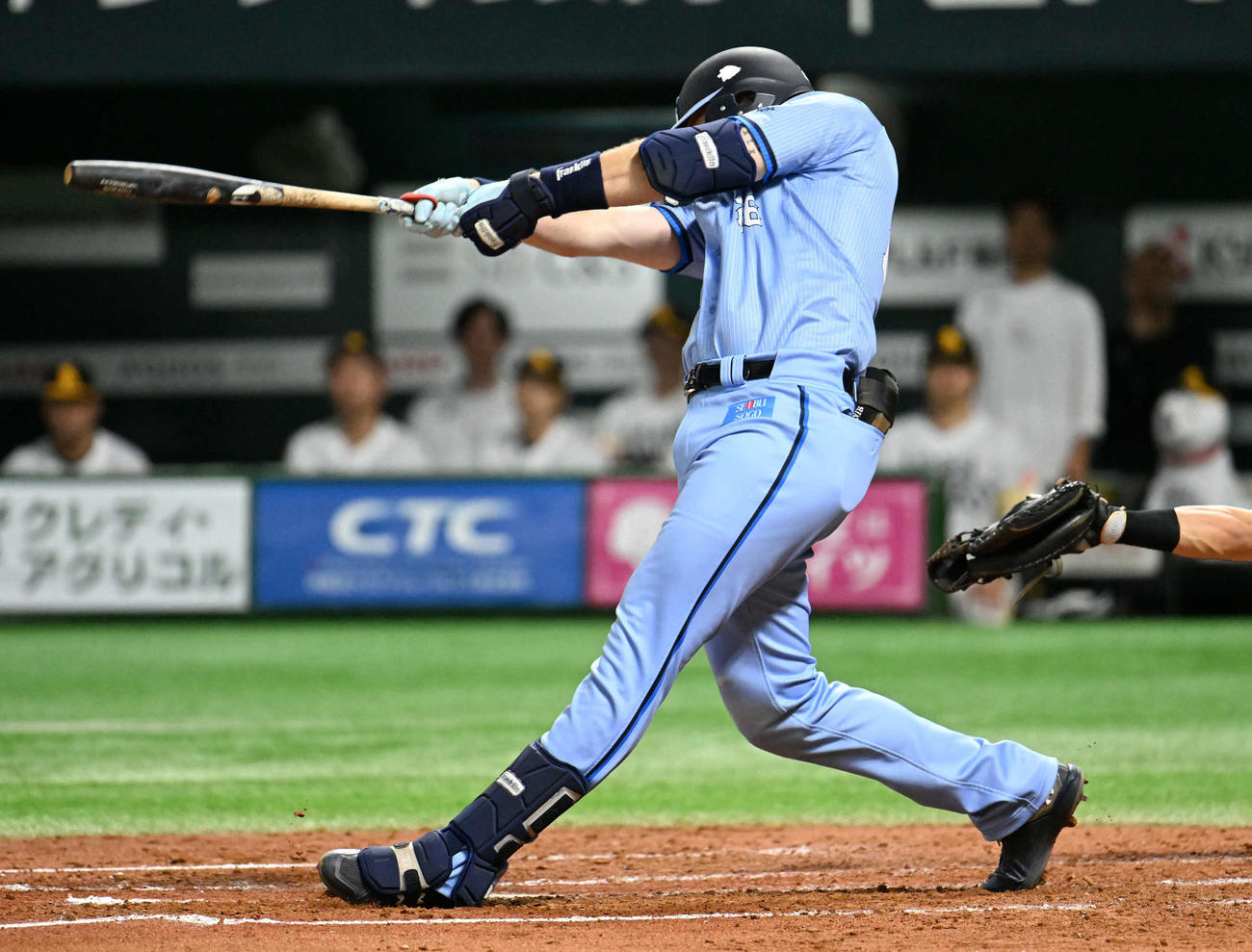 ソフトバンク対西武　4回表西武2死一塁、ネビンは逆転本塁打を放つ（撮影・林敢治）