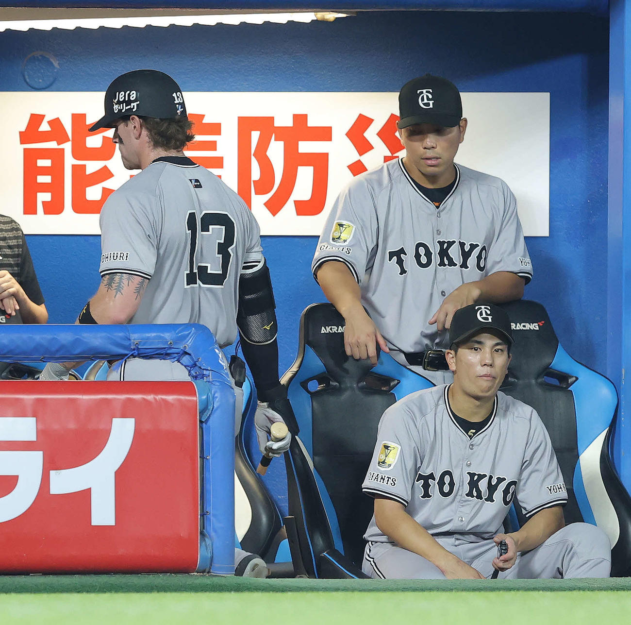 ヤクルト対巨人　5回表巨人1死一塁、空振り三振に倒れベンチに戻るキャベッジ（左）（撮影・河田真司）