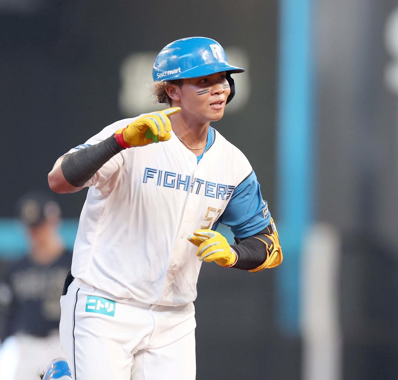 日本ハム対オリックス　1回裏日本ハム無死、右越え本塁打を放ちポーズをとる水谷（撮影・黒川智章）
