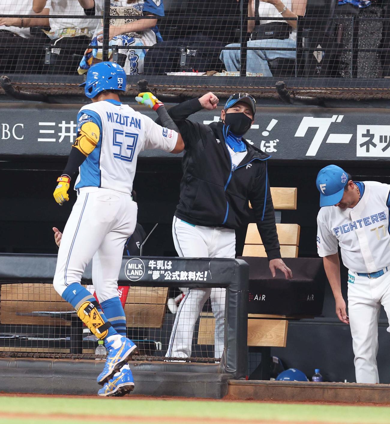 日本ハム対オリックス　1回裏、本塁打を放った水谷を出迎える新庄監督（撮影・黒川智章）