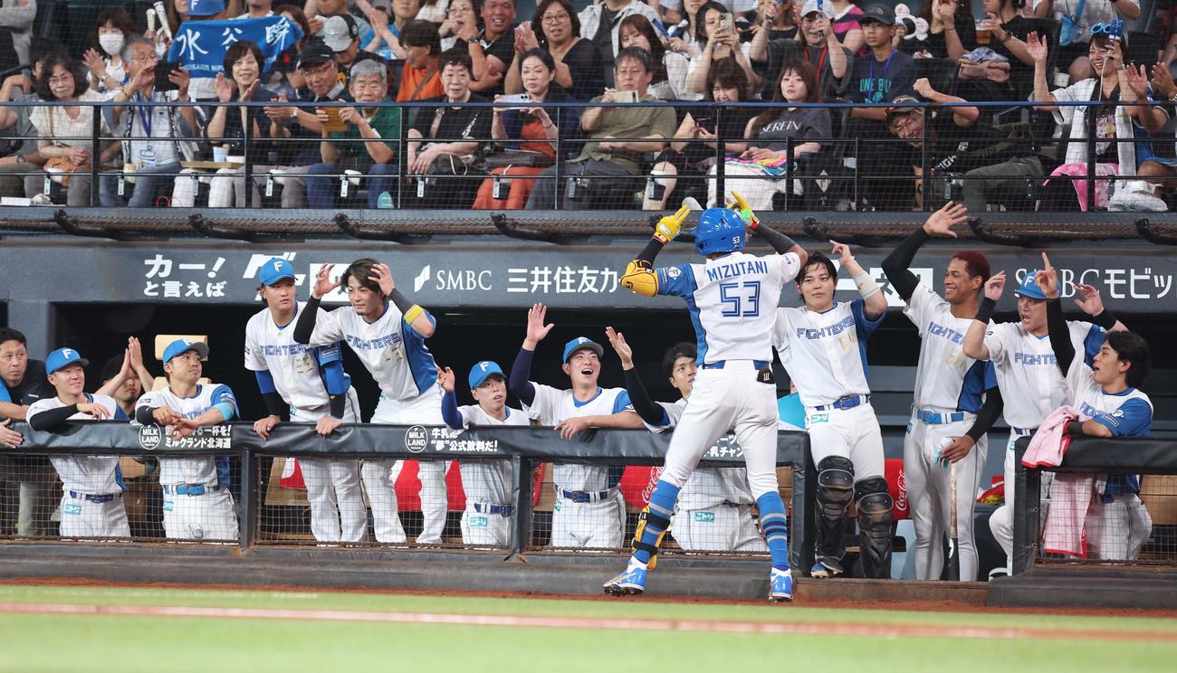日本ハム対オリックス　1回裏、本塁打を放った水谷を出迎えるナイン（撮影・黒川智章）