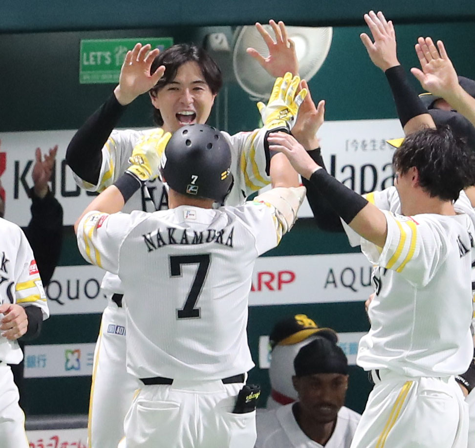 ソフトバンク対西武　7回裏ソフトバンク1死二塁、勝ち越し適時二塁打を放った中村、代走をたてベンチに戻り上沢に迎えられる（撮影・梅根麻紀）