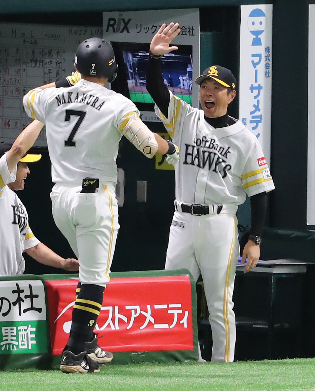 ソフトバンク対西武　7回裏ソフトバンク1死二塁、勝ち越し適時二塁打を放った中村を最高の笑顔で迎える小久保監督（撮影・梅根麻紀）