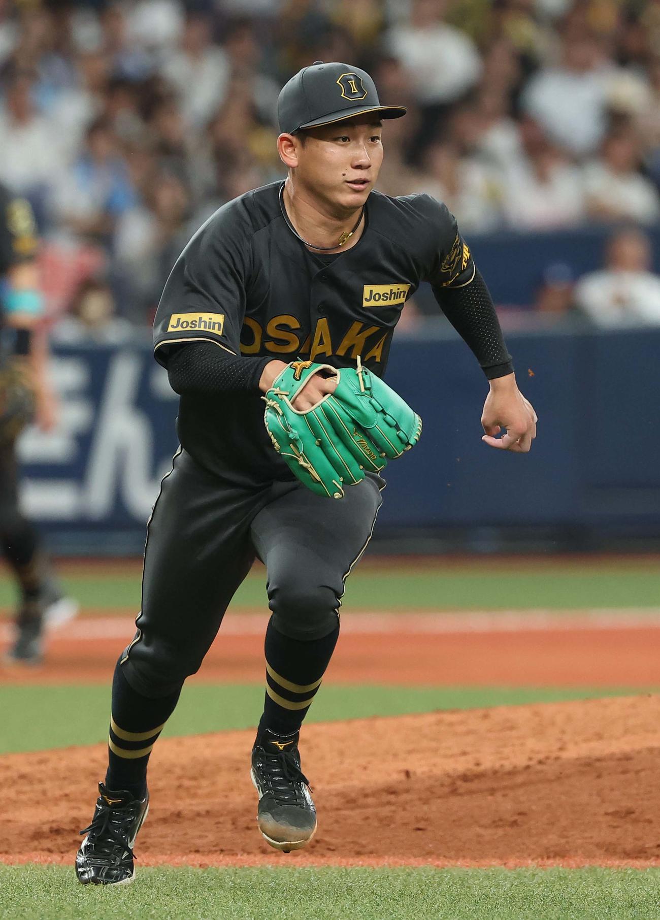 阪神対中日　5回表中日2死一塁、岡林を一ゴロに打ち取った伊原はベースカバーに向かう（撮影・上田博志）