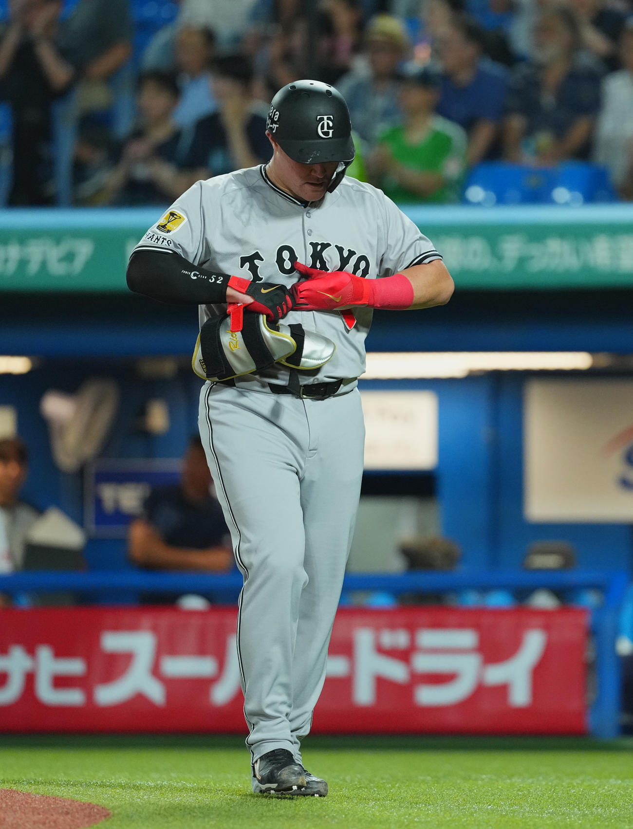ヤクルト対巨人　6回表巨人2死二塁、左適時打を放ち、代走と交代しベンチに戻るリチャード（撮影・菅敏）