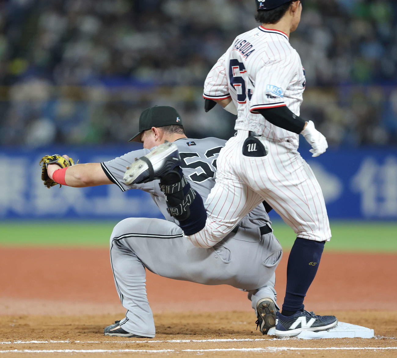 ヤクルト対巨人　5回裏ヤクルト無死、三ゴロを放つ増田（手前）と接触するリチャード（撮影・河田真司）