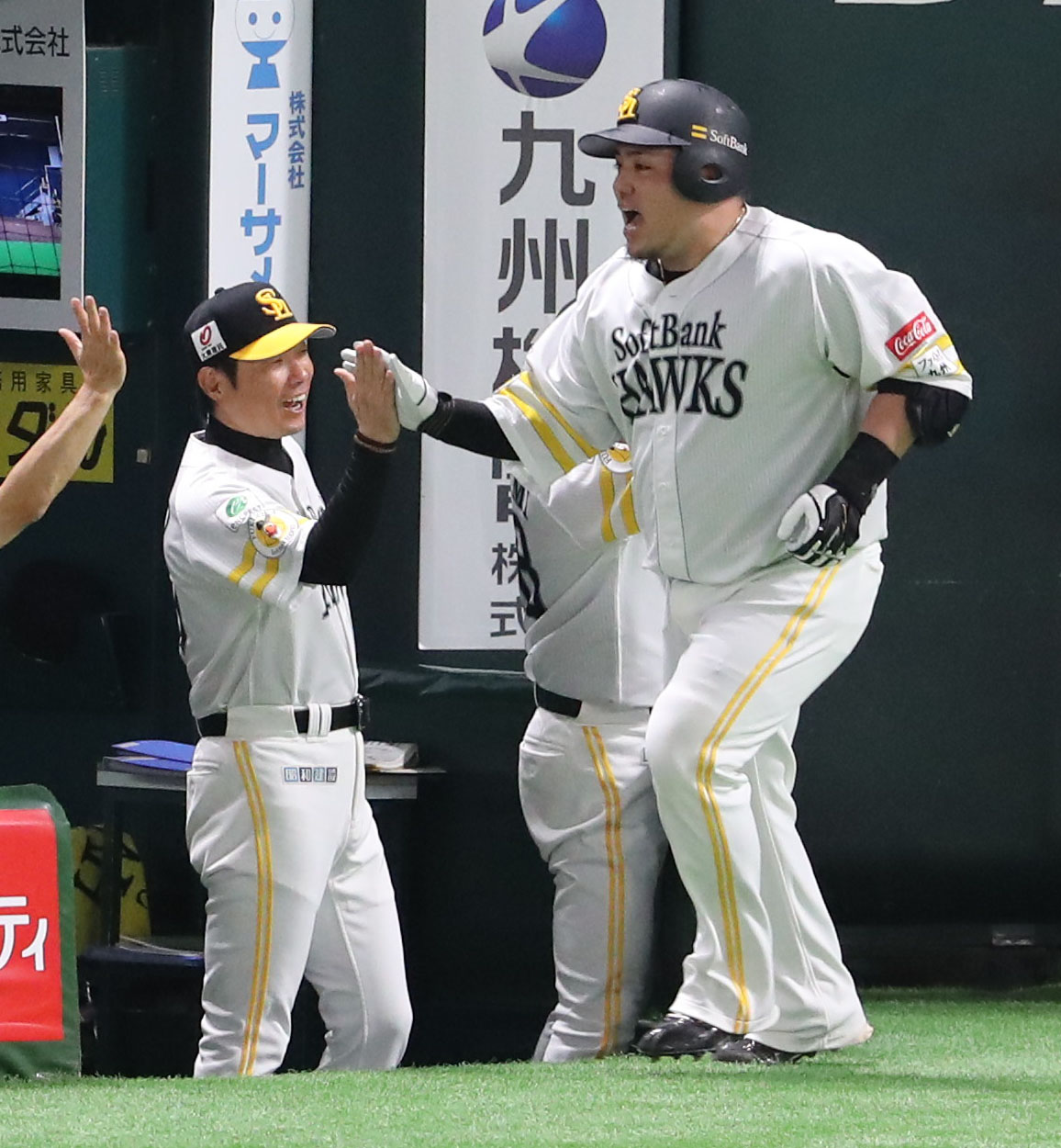 ソフトバンク対西武　2回裏ソフトバンク無死、山川は右越えに先制本塁打を放ち小久保監督とハイタッチ（撮影・梅根麻紀）