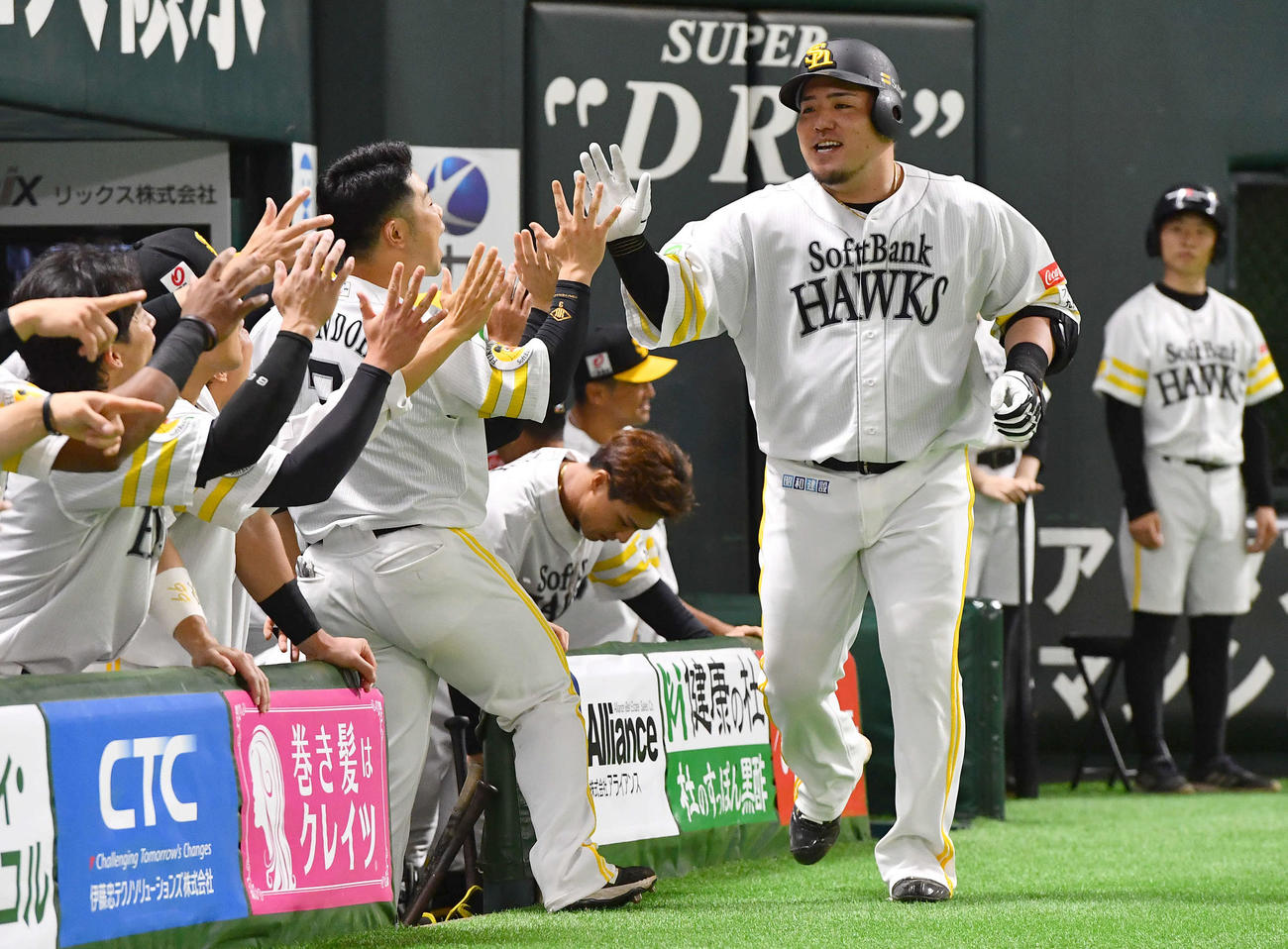 ソフトバンク対西武　2回裏ソフトバンク無死、先制の右越え本塁打を放った山川（右）は近藤らナインと笑顔でタッチを交わす（撮影・岩下翔太）