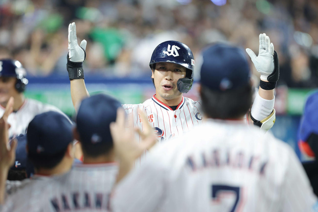 ヤクルト対巨人　4回裏ヤクルト1死一塁、左越え2点本塁打で生還し、チームメートに迎えられながらポーズを決める山田（撮影・河田真司）