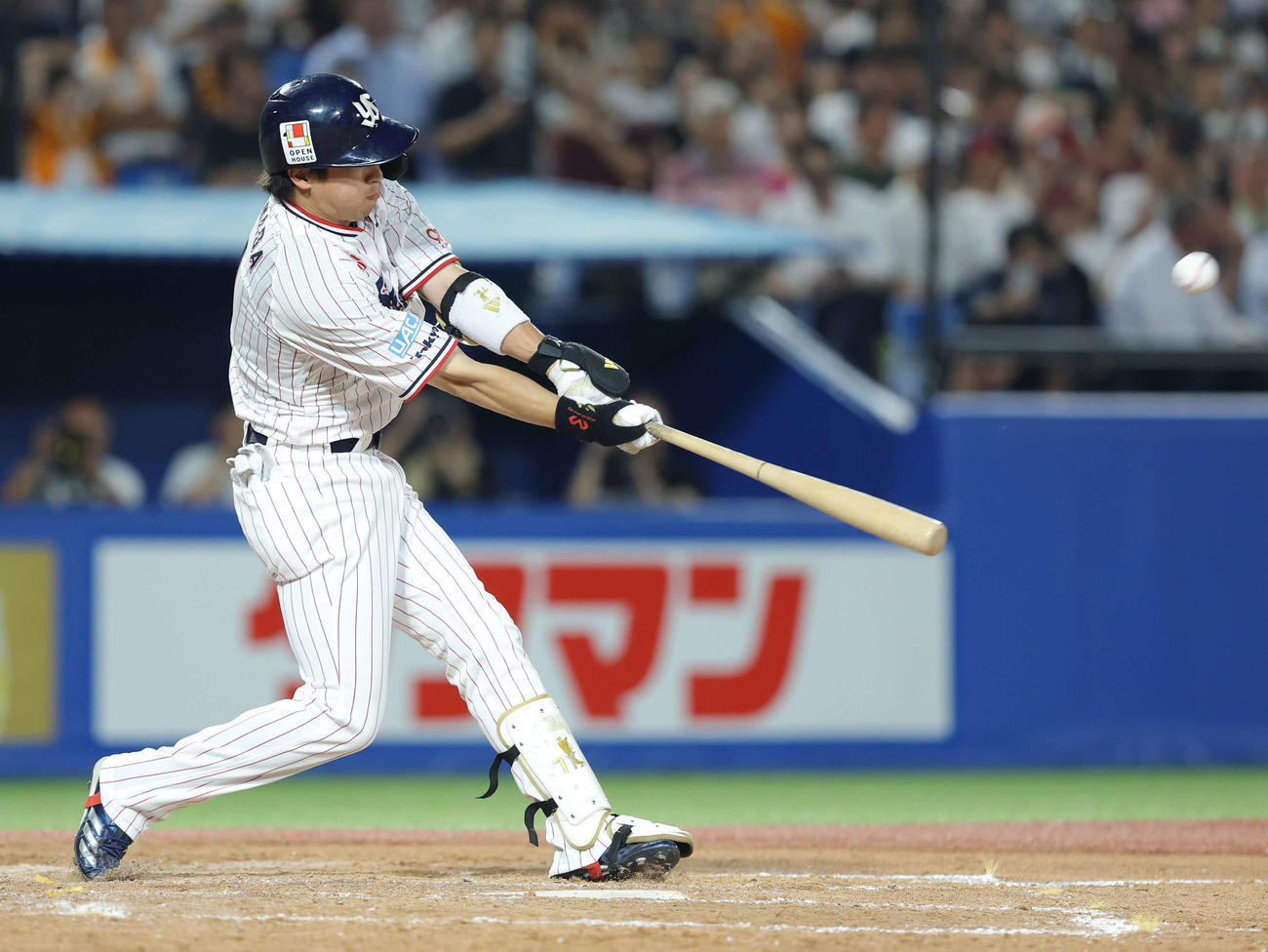 ヤクルト対巨人　4回裏ヤクルト1死一塁、左越え2点本塁打を放つ山田（撮影・河田真司）