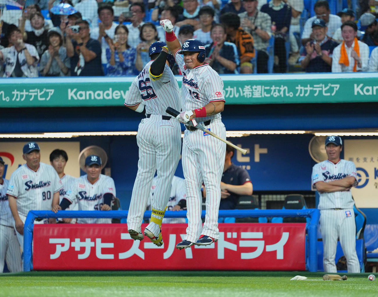 ヤクルト対巨人　2回裏ヤクルト無死、右越えに先制のソロ本塁打を放ち、オズナ（右）にタッチで迎えられる村上（撮影・菅敏）