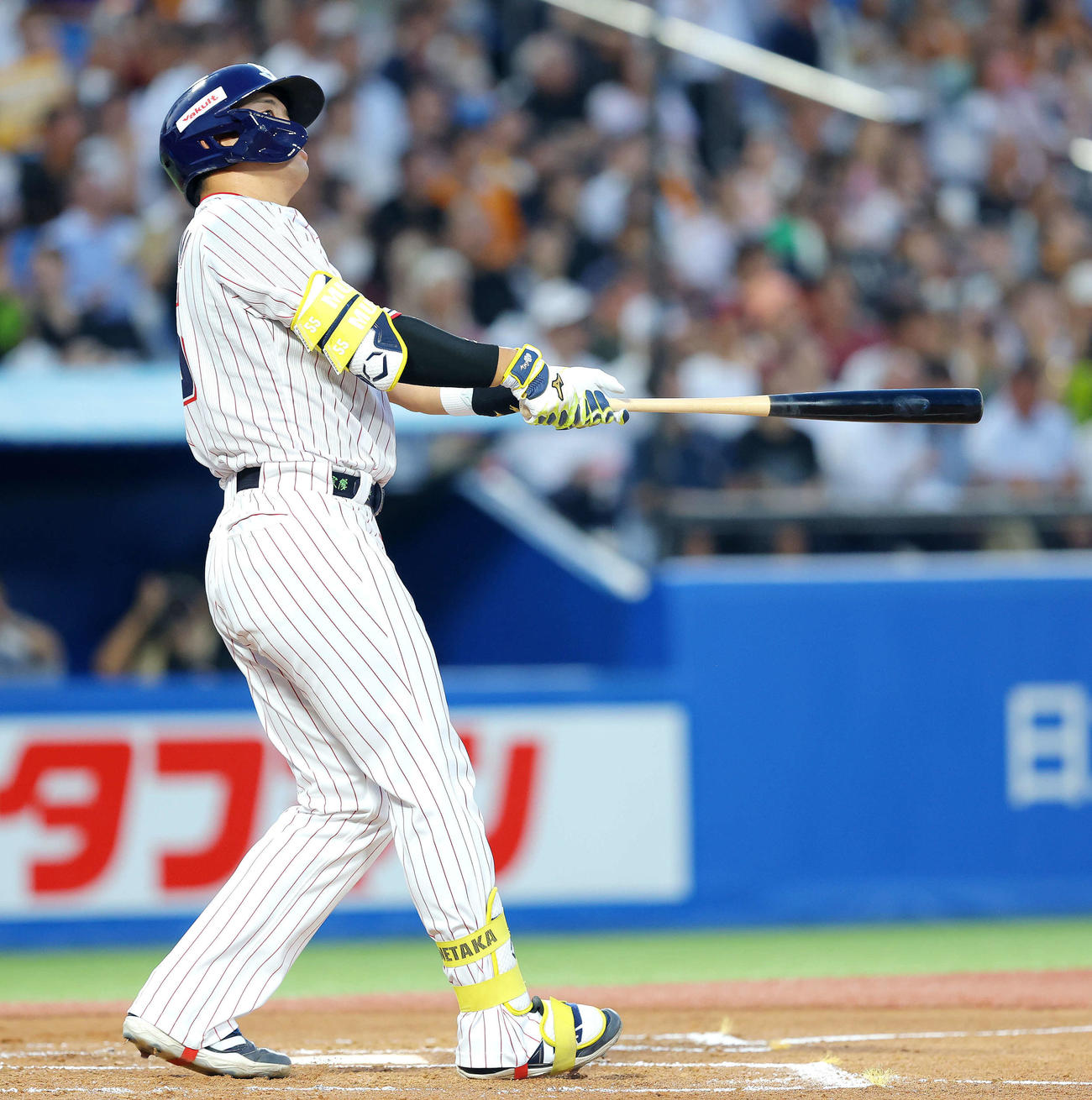 ヤクルト対巨人　2回裏ヤクルト無死、右越え先制ソロ本塁打を放つ村上（撮影・河田真司）
