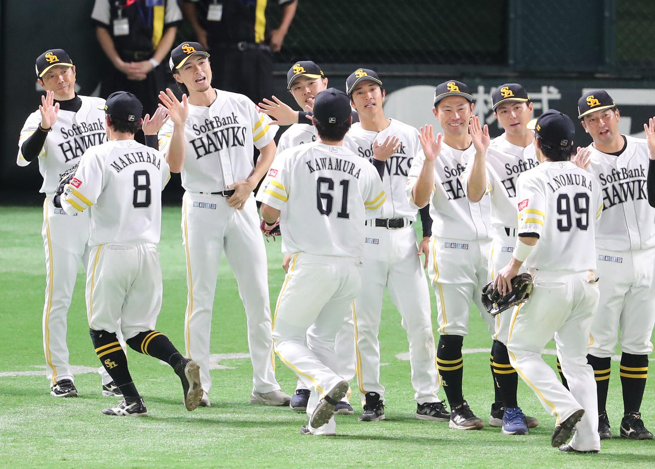 ソフトバンク対西武　西武に連勝しベンチ前でハイタッチをかわすソフトバンクナイン（撮影・梅根麻紀）