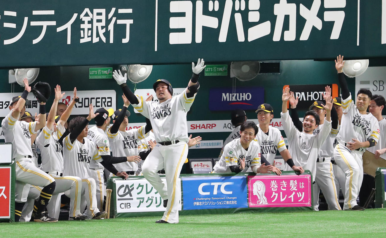 ソフトバンク対西武　2回裏ソフトバンク無死、山川は右越えに先制本塁打を放ちポーズを決める（撮影・梅根麻紀）