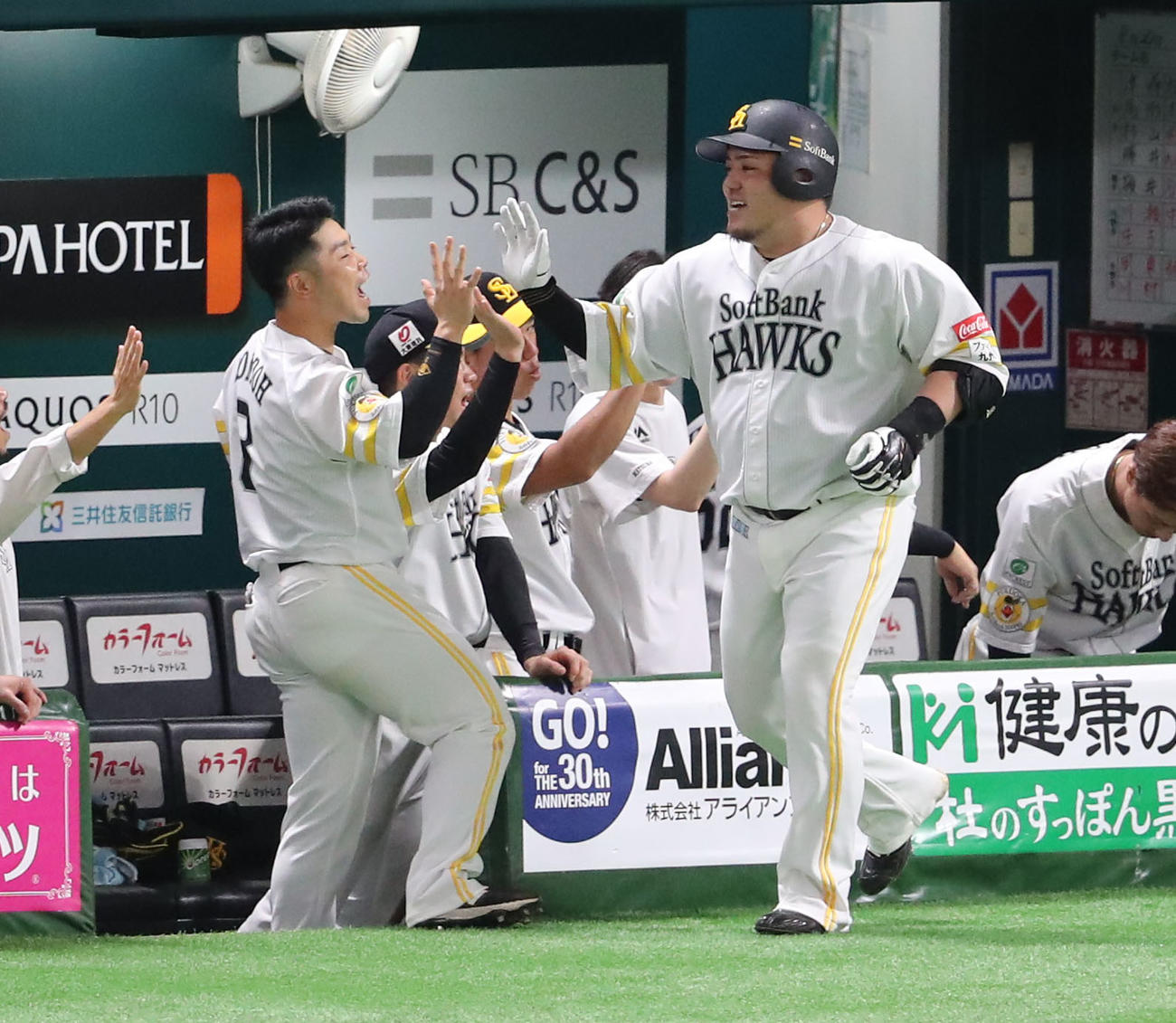 ソフトバンク対西武　2回裏ソフトバンク無死、山川は右越えに先制本塁打を放ちナインとハイタッチ（撮影・梅根麻紀）