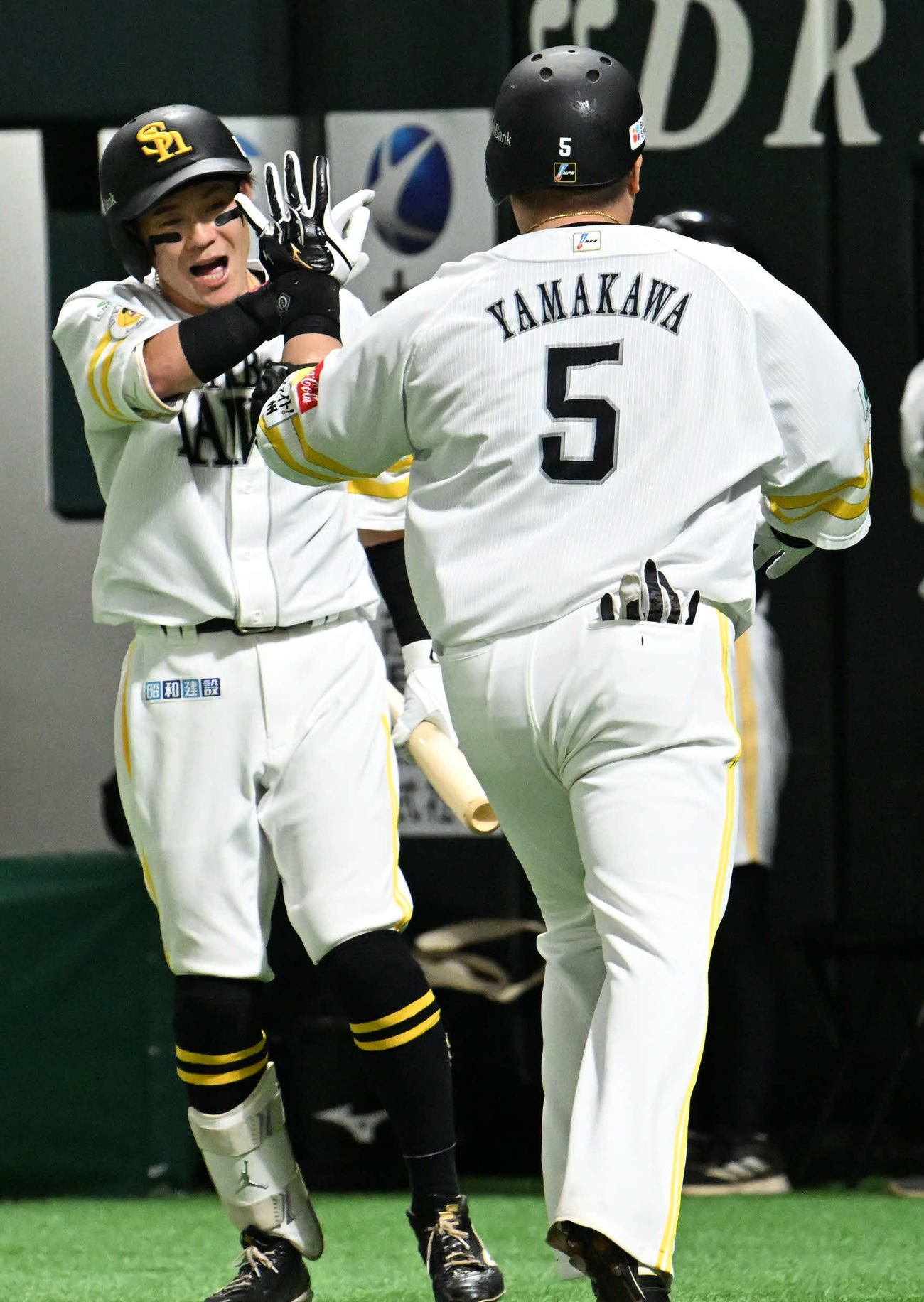 ソフトバンク対西武　2回裏ソフトバンク無死、山川（右）は先制本塁打を放ち牧原大とタッチを交わす（撮影・林敢治）