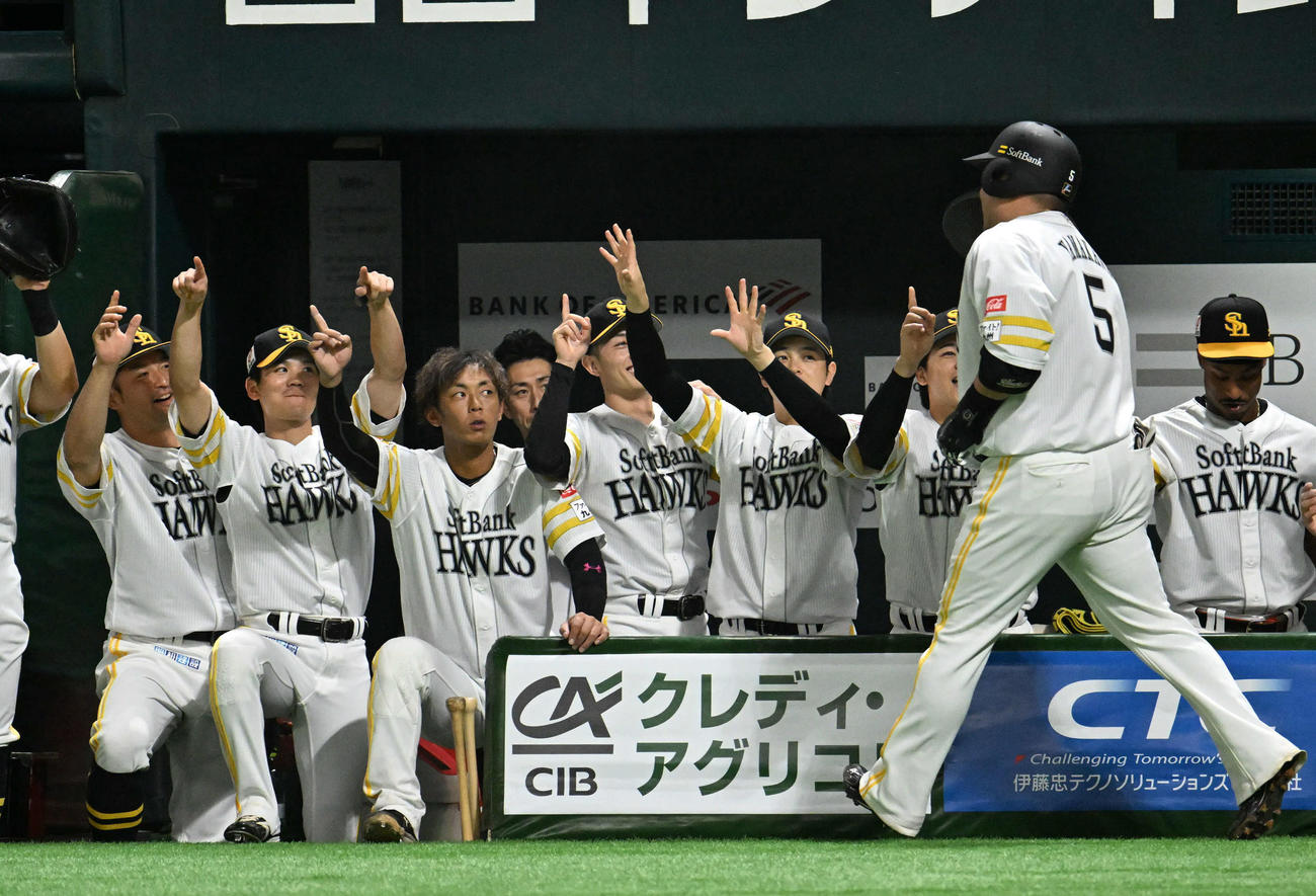 ソフトバンク対西武　2回裏ソフトバンク無死、山川（右）は先制本塁打を放ちナインと歓喜する（撮影・林敢治）