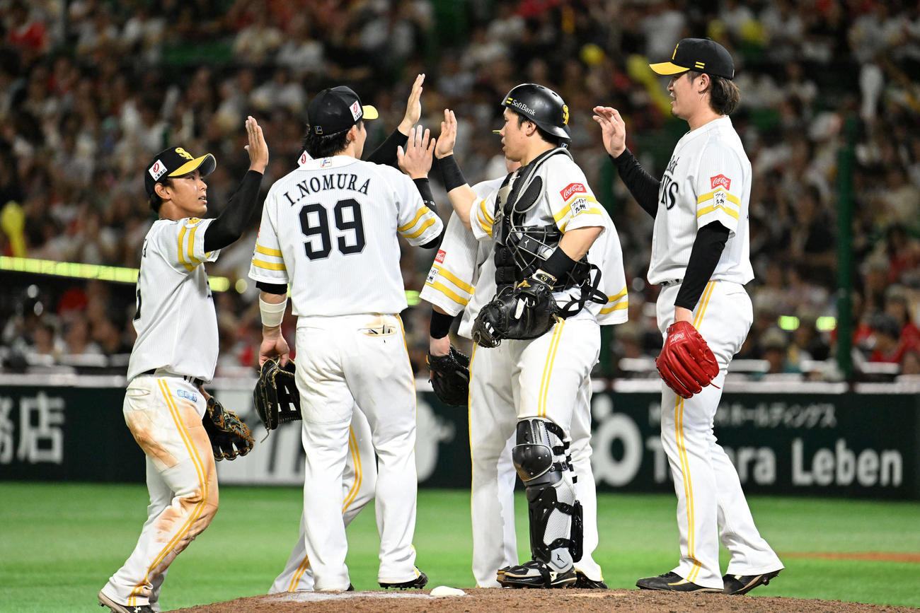 ソフトバンク対西武　勝利を納めタッチを交わすホークスナイン（撮影・林敢治）