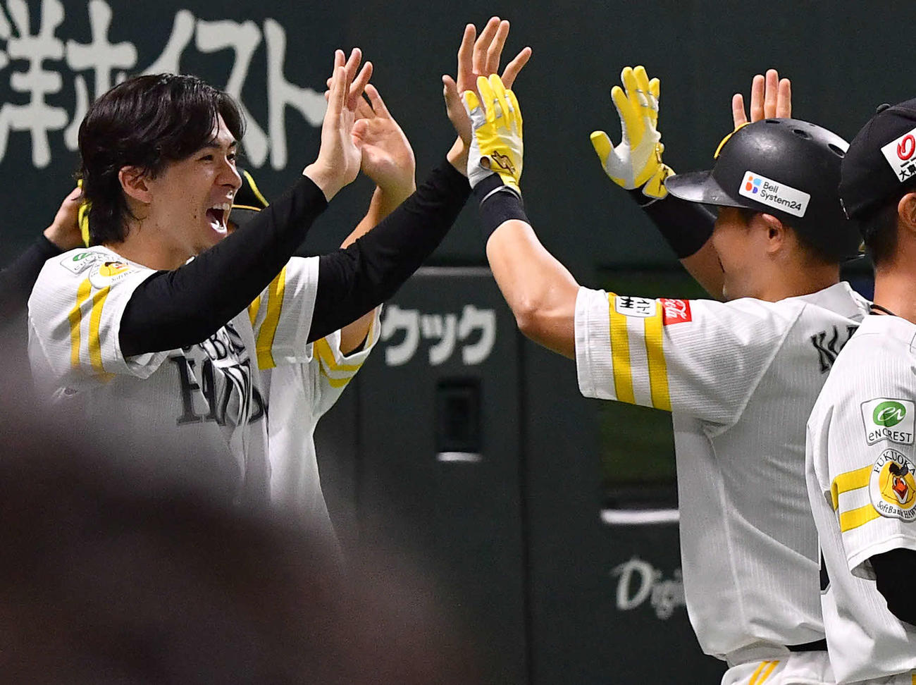 ソフトバンク対西武　7回裏ソフトバンク1死二塁、勝ち越しの適時右二塁打を放った中村（右）と笑顔でハイタッチする上沢（撮影・岩下翔太）