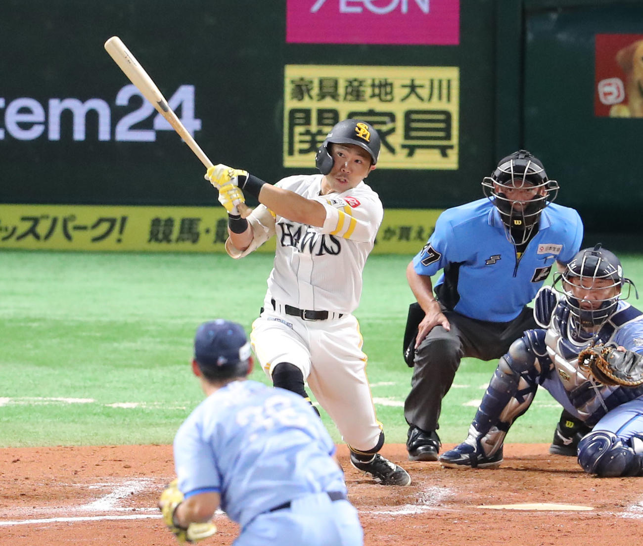 ソフトバンク対西武　7回裏ソフトバンク1死二塁、中村は右越えに勝ち越し適時二塁打を放つ（撮影・梅根麻紀）