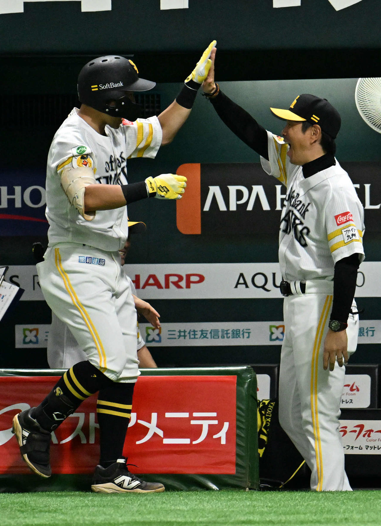 ソフトバンク対西武　7回裏ソフトバンク1死二塁、中村（左）は勝ち越し適時打を放ち小久保監督とタッチを交わす（撮影・林敢治）