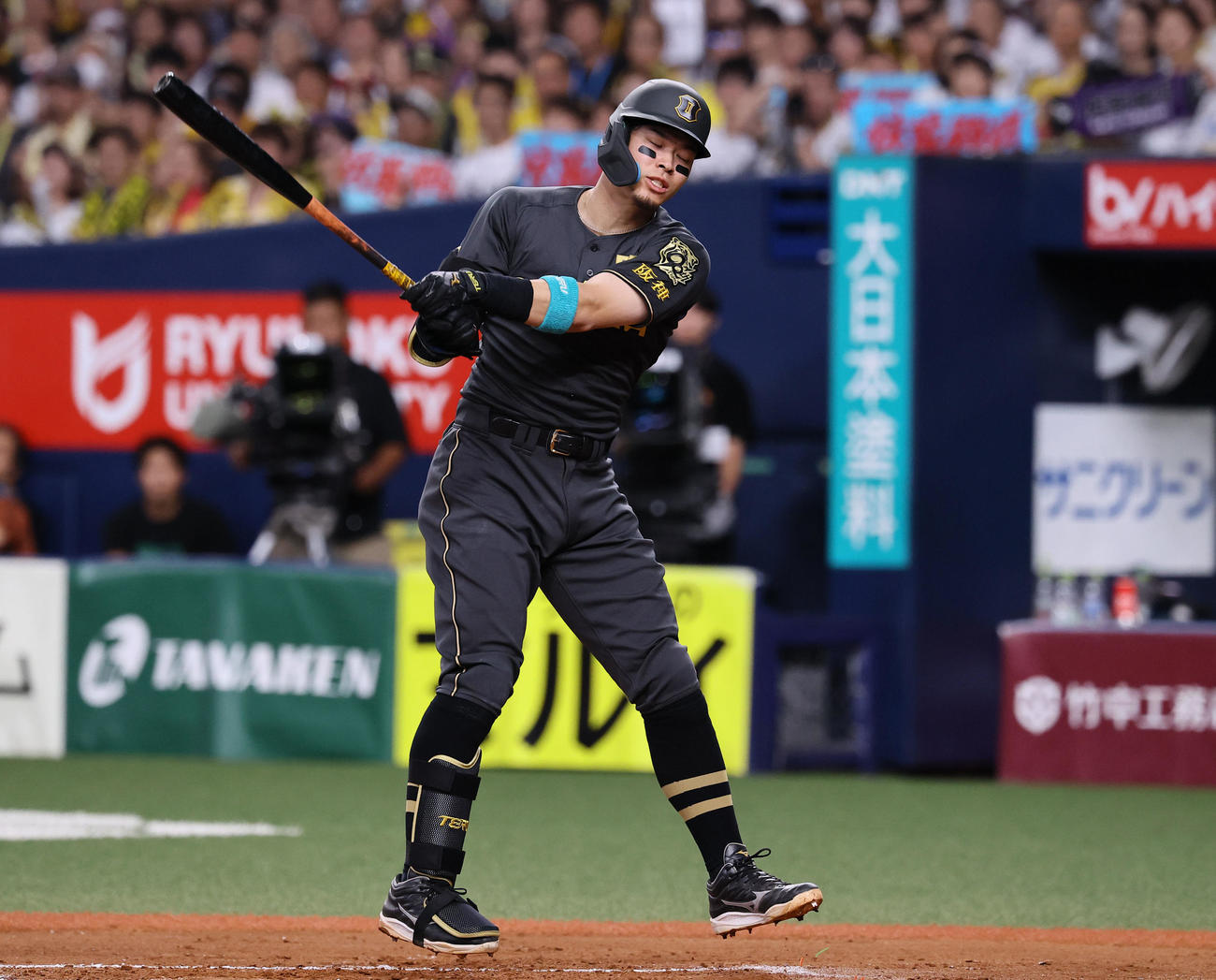 阪神対中日　8回裏阪神1死、空振り三振に倒れた佐藤輝（撮影・藤尾明華）