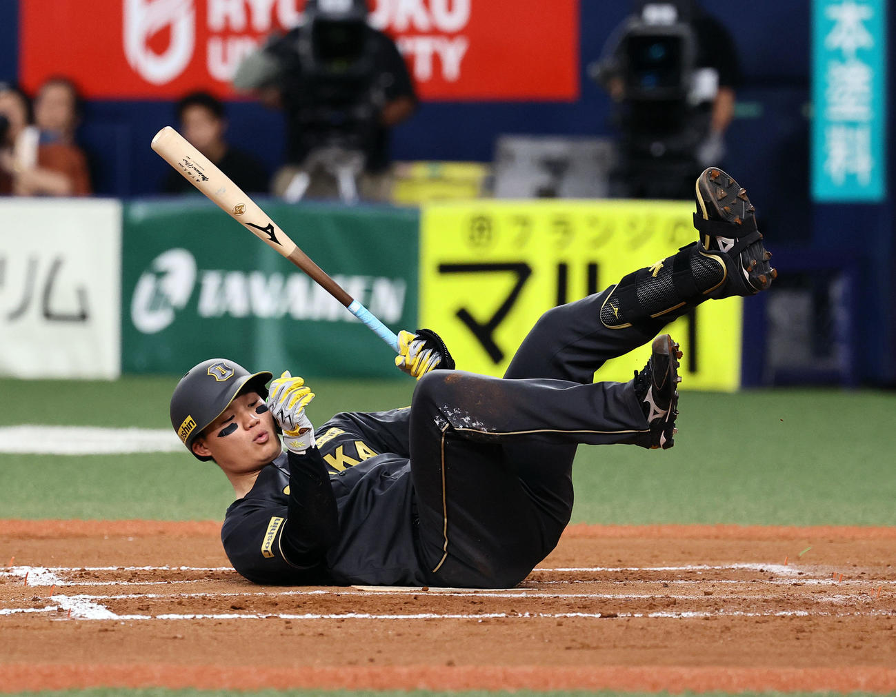 阪神対中日　8回裏阪神無死、ファウルを打ち転倒する森下（撮影・藤尾明華）