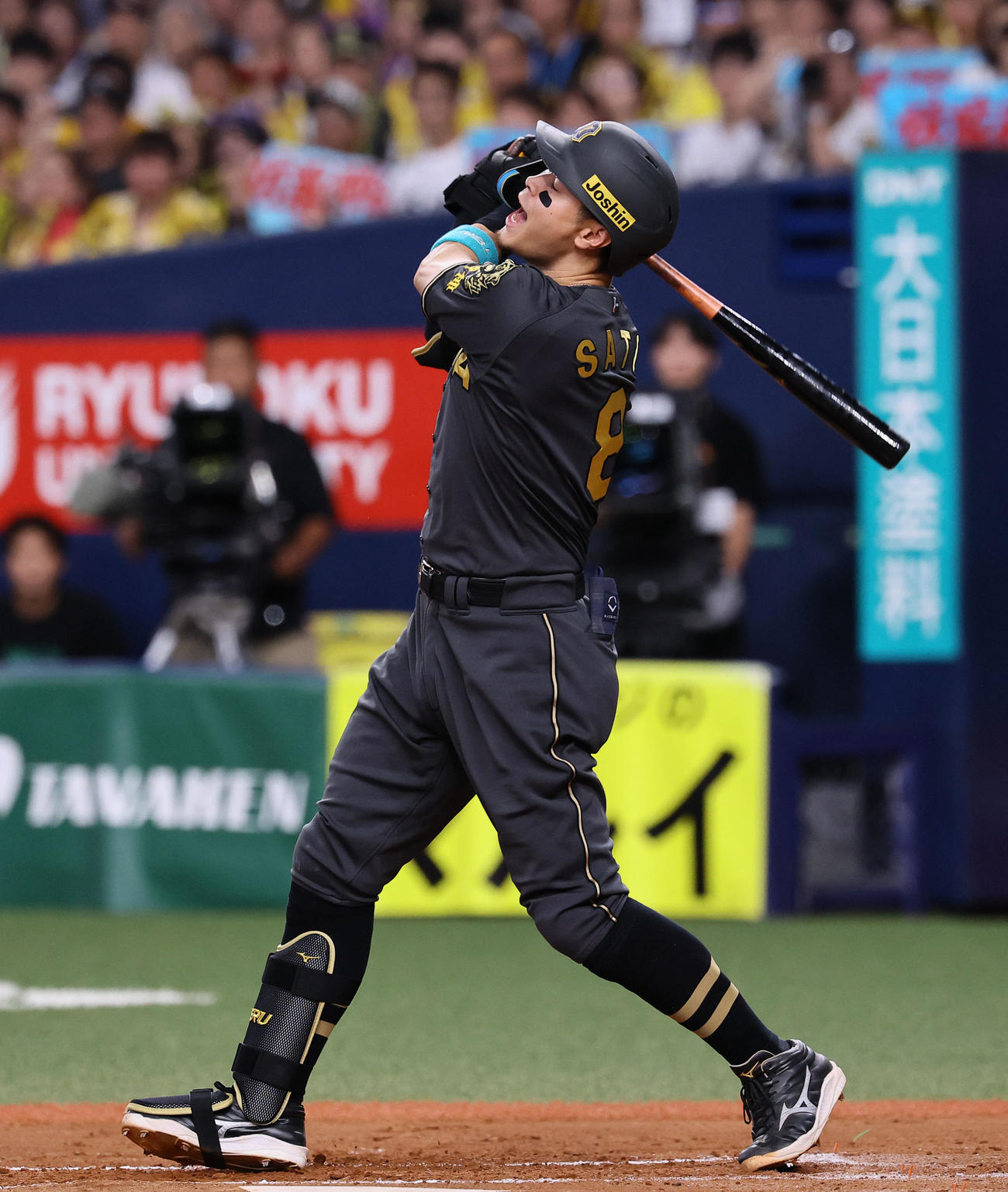 阪神対中日　8回裏阪神1死、空振り三振に倒れる佐藤輝（撮影・藤尾明華）