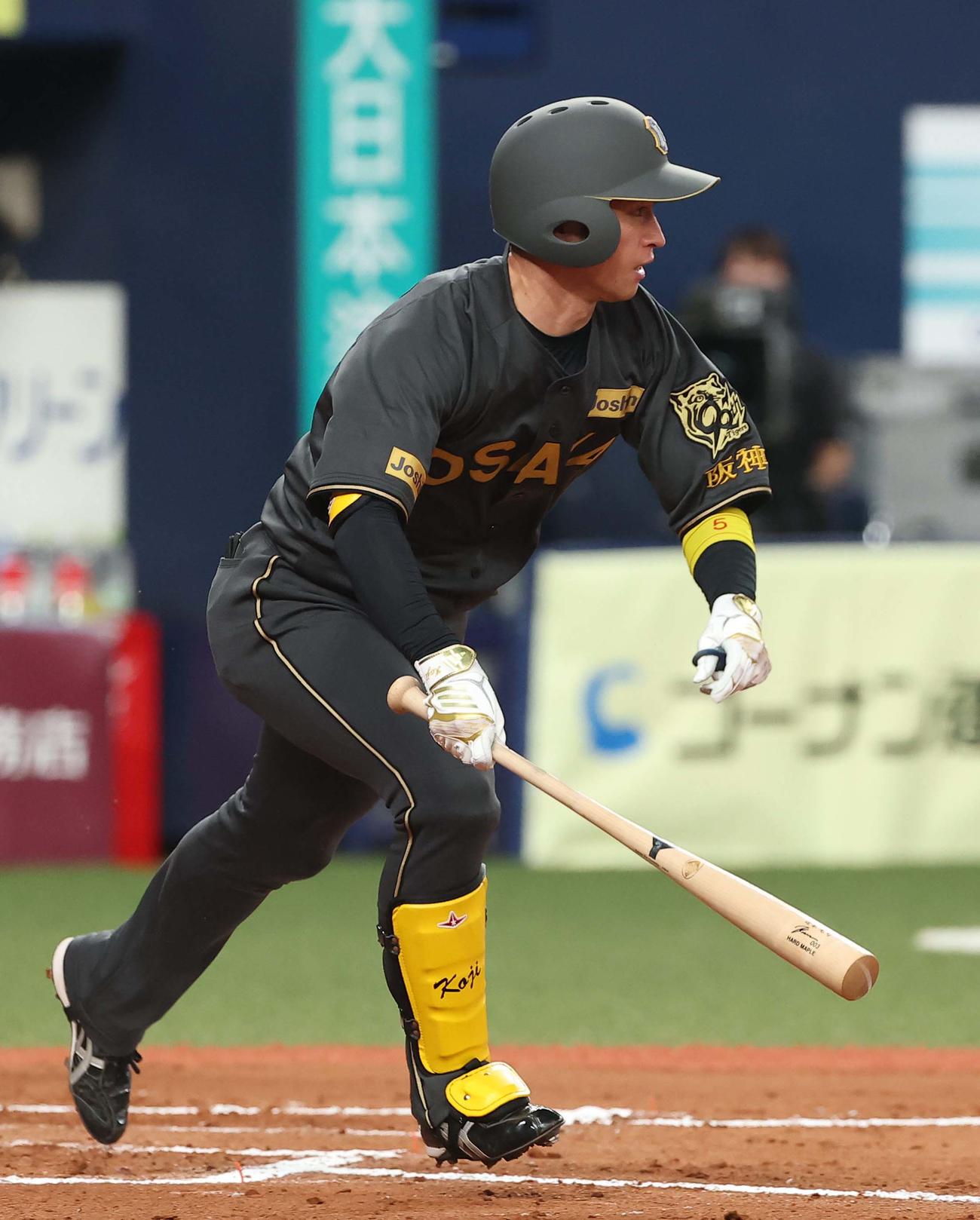 阪神対中日　7回裏阪神2死、近本は安打を放つ（撮影・上田博志）