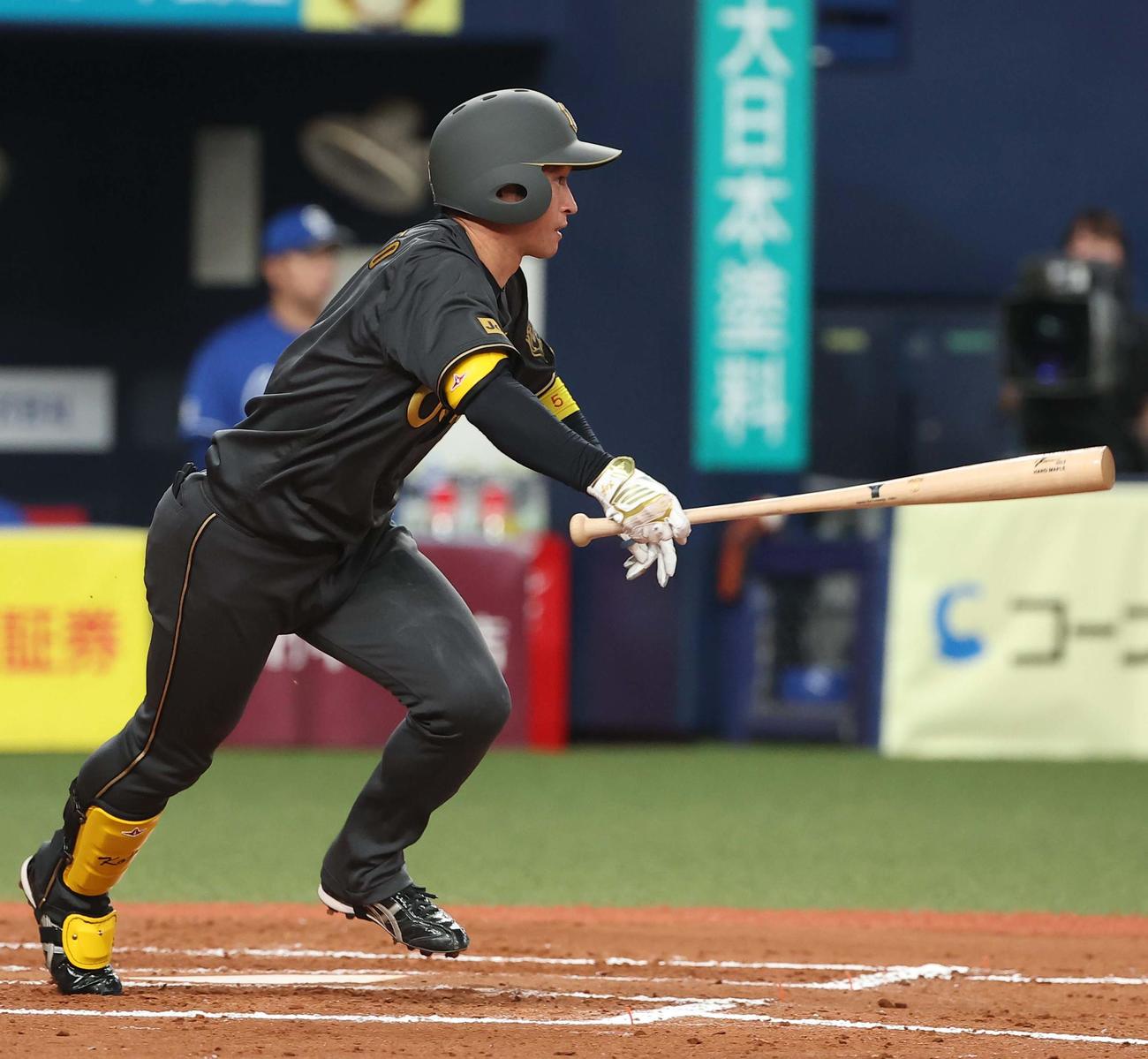 阪神対中日　7回裏阪神2死、近本は安打を放つ（撮影・上田博志）
